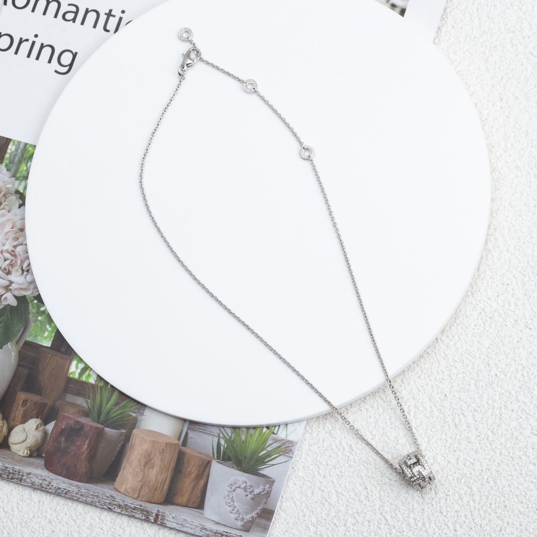{
"Resenly Jewelry": "レゼンリー・ジュエリー",
"PARENTESI NECKLACE SILVER DIAMOND": "パレンテシ ネックレス シルバー ダイヤモンド"
}