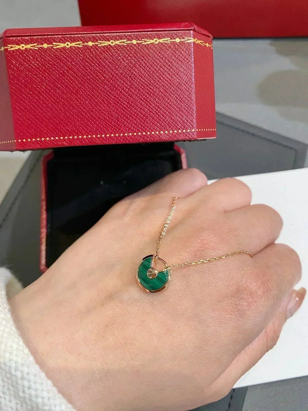 {
"Resenly Jewelry": "レゼンリー・ジュエリー",
"AMULETTE ROSE GOLD MALACHITE NECKLACE": "アミュレット ローズゴールド マラカイト ネックレス"
}