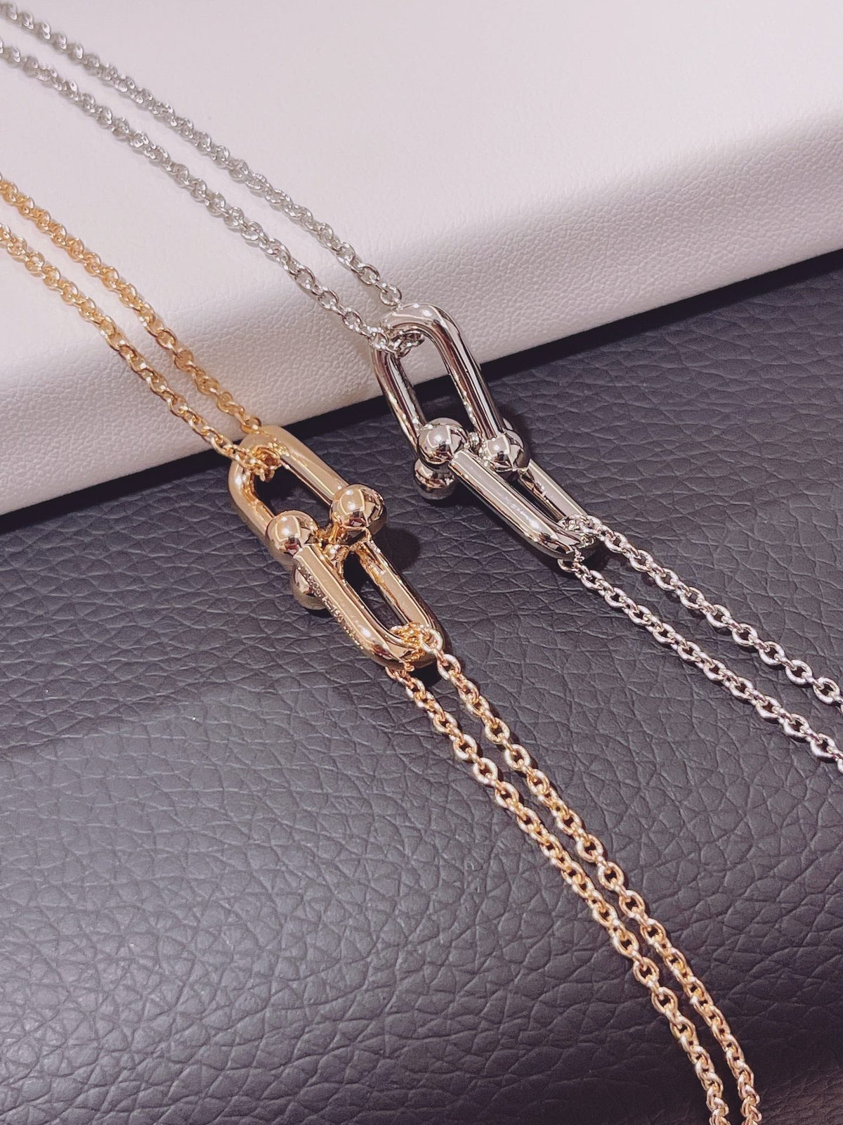 {
"Resenly Jewelry": "リゼンリー・ジュエリー",
"HARDWEAR DOUBLE LINK PEDANT PINK GOLD NECKLACE": "ハードウェア ダブルリンク ペンダント ピンクゴールド ネックレス"
}