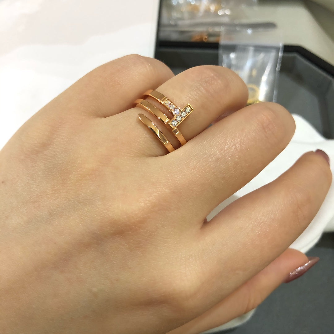{
"Resenly Jewelry": "レゼンリー・ジュエリー",
"T WIRE DOUBLE ROWS RING PINK GOLD": "Tワイヤー ダブルロウ リング ピンクゴールド"
}