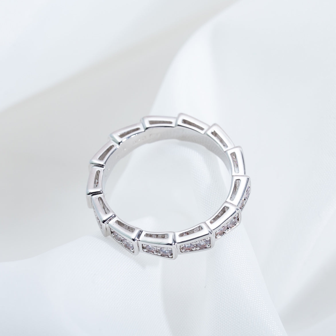 {
"Resenly Jewelry": "Resenly Jewelry",
"SERPENTI RING SILVER DIAMOND PAVED 3MM": "セルペンティ リング シルバー ダイヤモンド パヴェ 3mm"
}