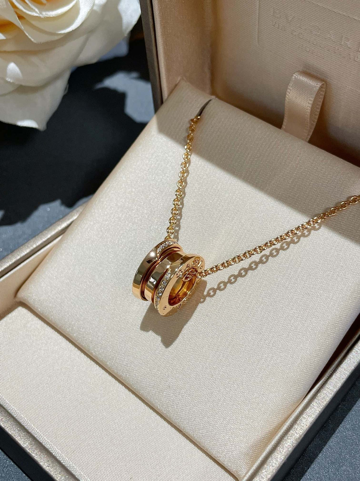 {
"Resenly Jewelry": "レゼンリー・ジュエリー",
"ZERO 1 NECKLACE DIAMOND": "ZERO 1 ネックレス ダイヤモンド"
}