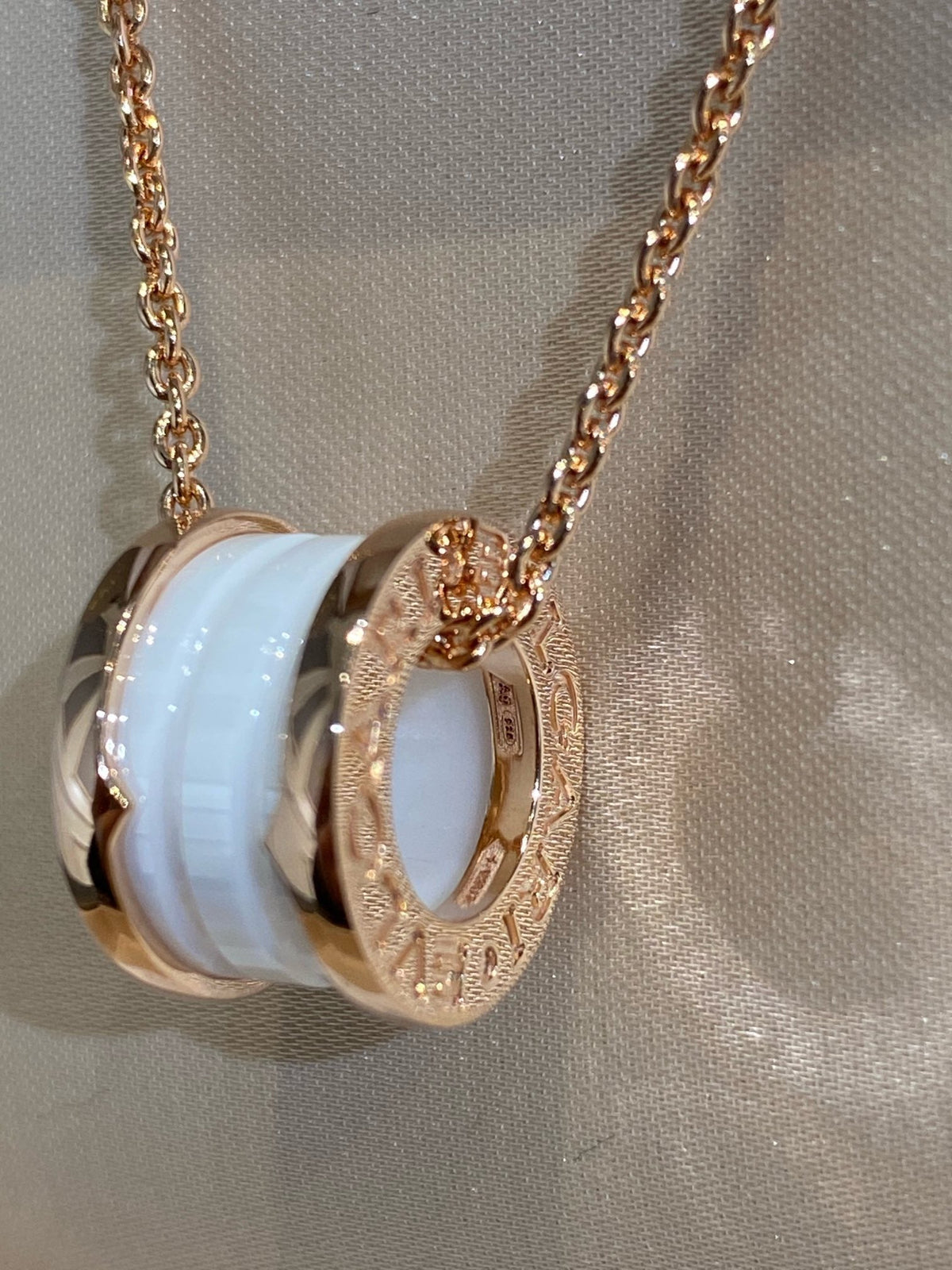 {
"Resenly Jewelry": "リゼンリー・ジュエリー",
"ZERO 1 WHITE CERAMIC PINK GOLD NECKLACE": "ゼロワン ホワイトセラミック ピンクゴールド ネックレス"
}