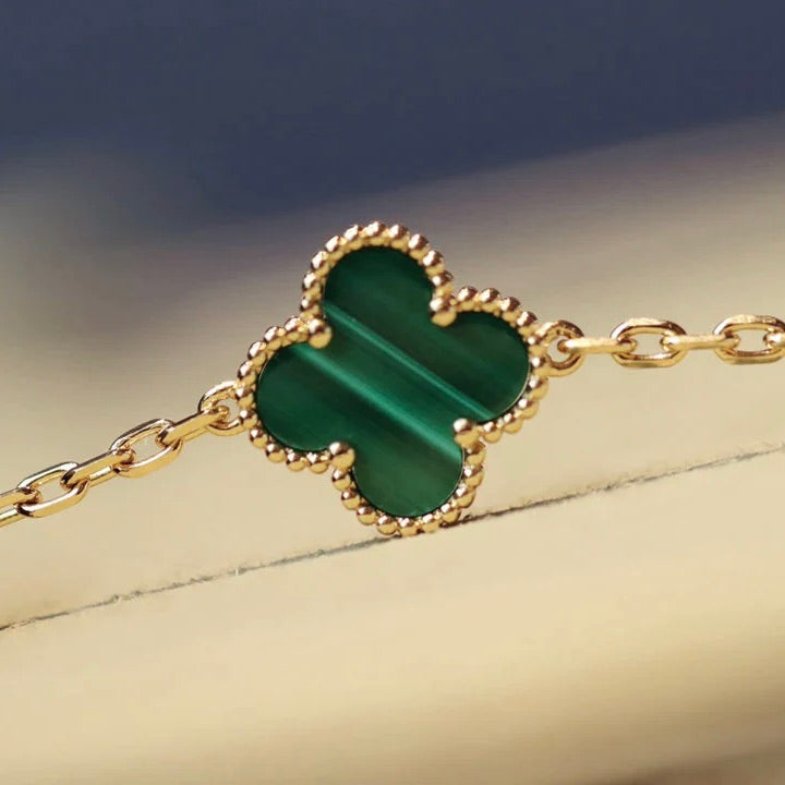 {
"Resenly Jewelry": "Resenly Jewelry",
"CLOVER 20 MOTIFS MALACHITE DIAMOND NECKLACE": "クローバー 20モチーフ マラカイト ダイヤモンド ネックレス"
}