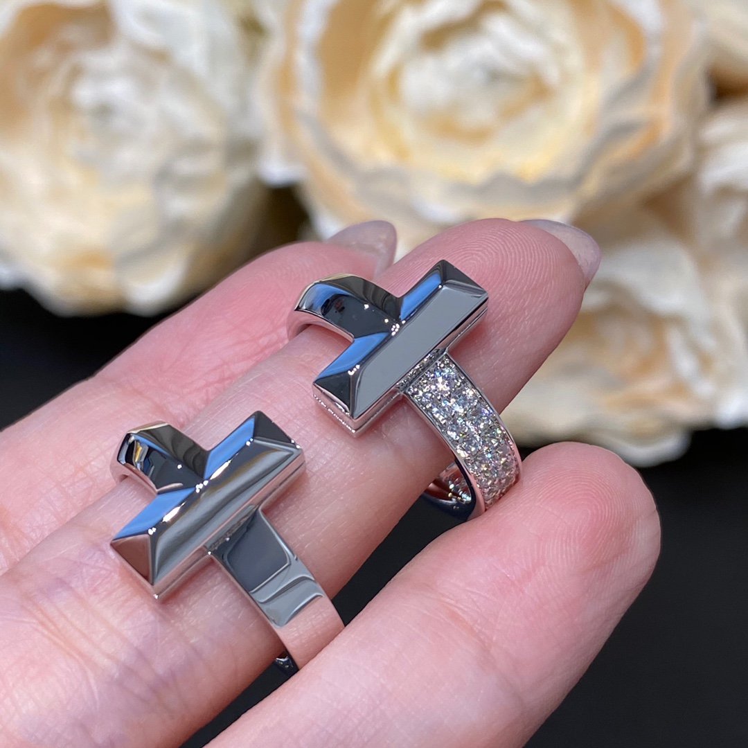 {
"Resenly Jewelry": "レゼンリー・ジュエリー",
"T WIRE MEDIUM DIAMOND RING": "Tワイヤー ミディアム ダイヤモンド リング"
}