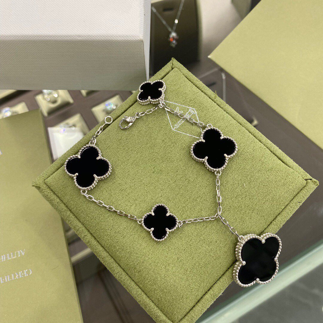 {
"Resenly Jewelry": "Resenly Jewelry",
"CLOVER 5 MOTIFS SIVLER ONYX BRACELET": "クローバー 5モチーフ シルバー オニキス ブレスレット"
}