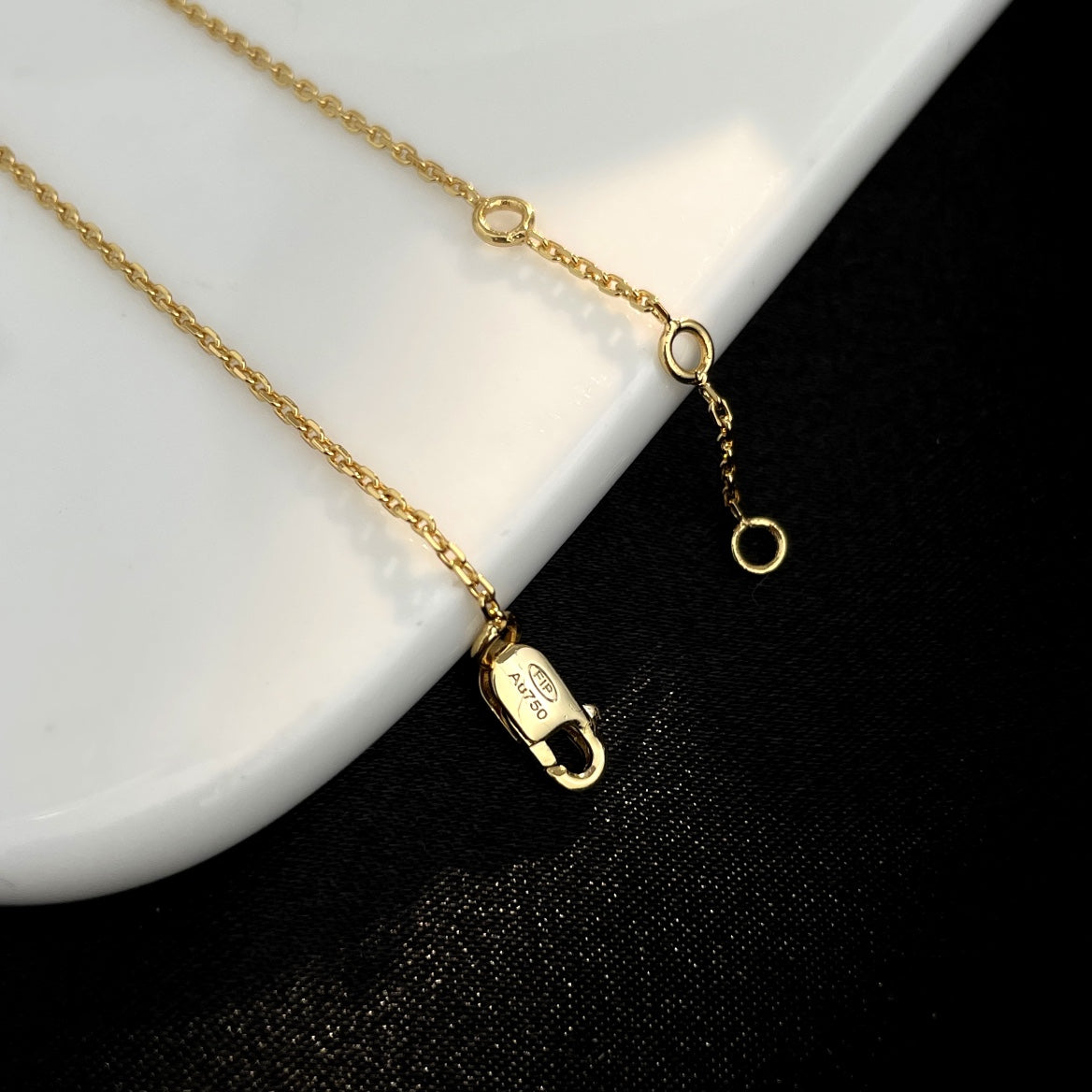 {
"Resenly Jewelry": "レゼンリー・ジュエリー",
"FORCE 10 SMALL CHAIN BRACELET": "フォース10 スモールチェーンブレスレット"
}
