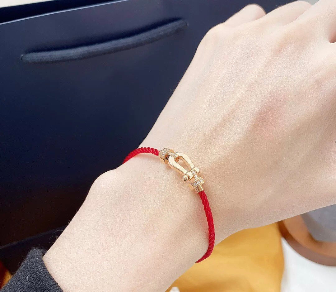 {
"Resenly Jewelry": "フォース10 ハーフダイヤモンド ピンクゴールド レッドコード ラージ&ミディアムモデル"
}