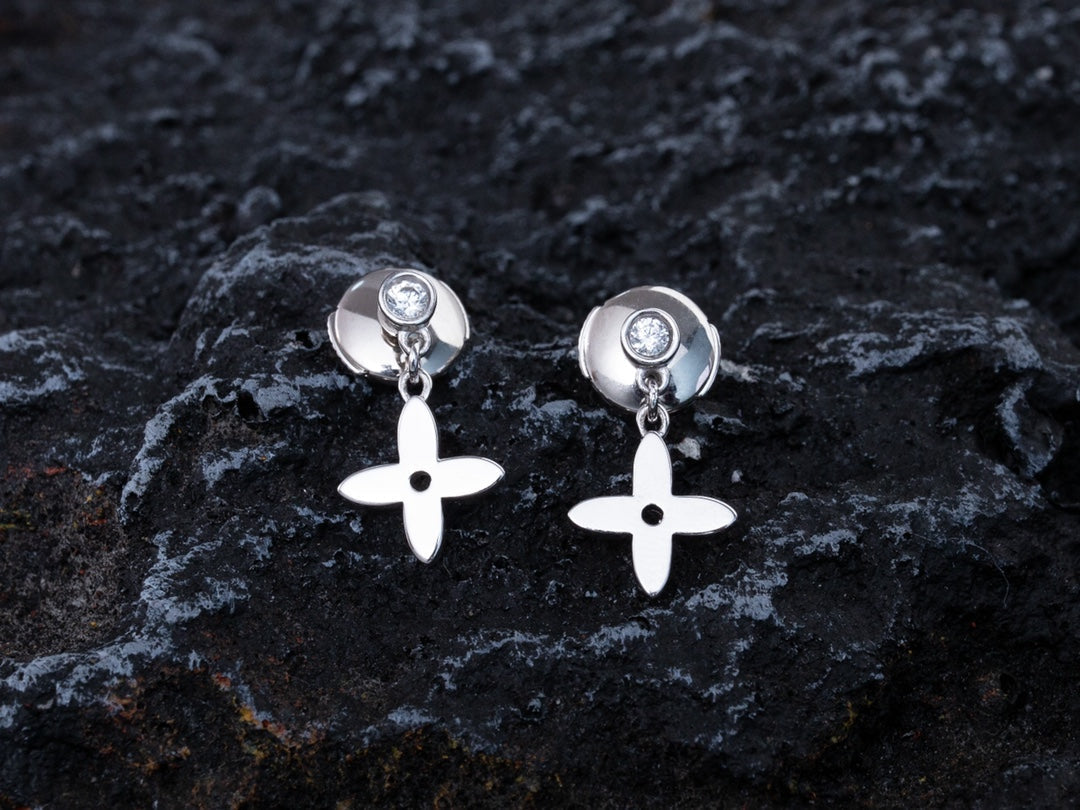 {
"Resenly Jewelry": "Resenly Jewelry",
"VIDYLLE SILVER DIAMOND MINI DROP EARRINGS": "VIDYLLE シルバー ダイヤモンド ミニ ドロップピアス"
}