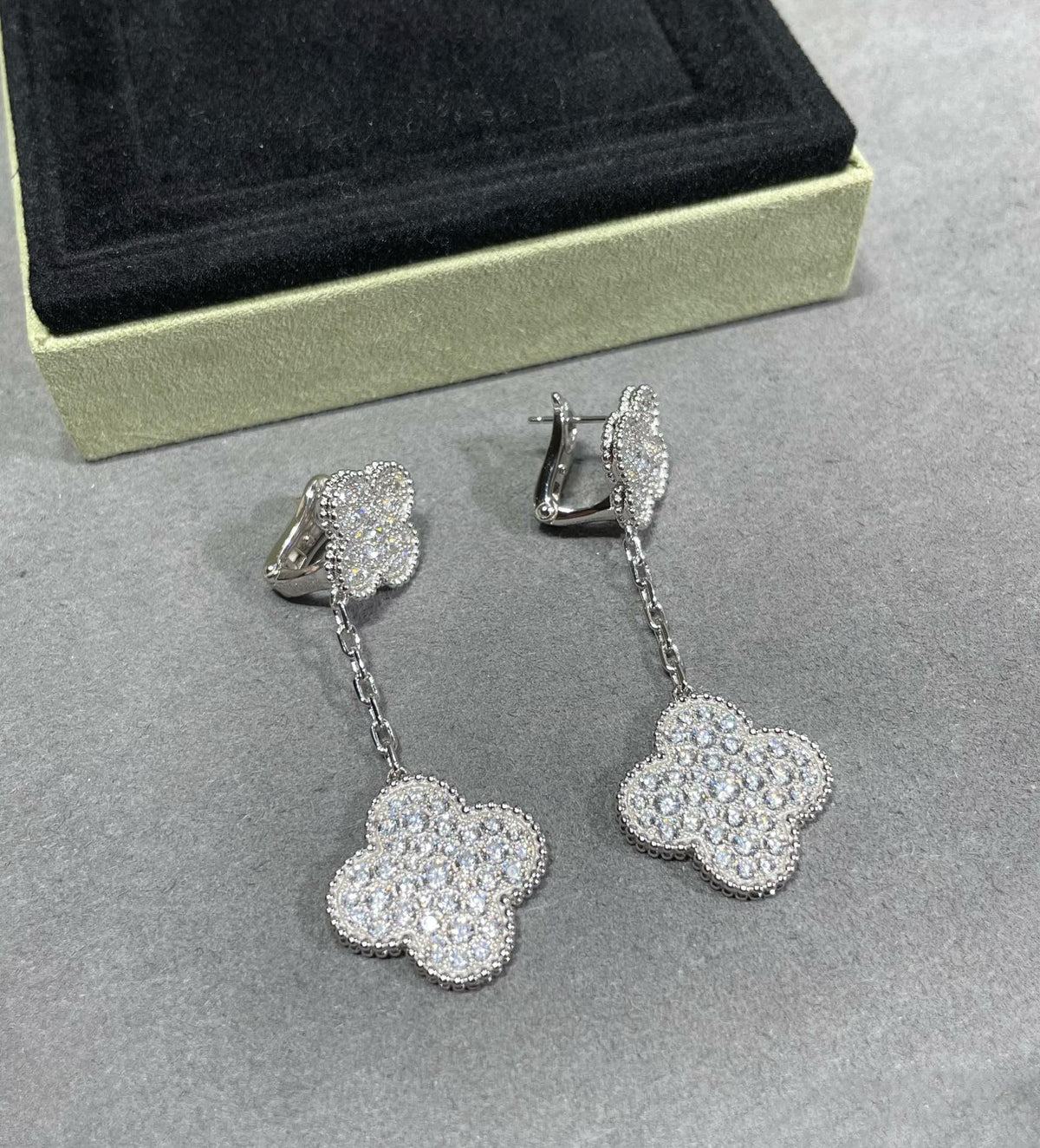{
"Resenly Jewelry": "Resenly Jewelry",
"CLOVER 2 MOTIFS DIAMOND PAVED SILVER EARRINGS": "クローバー 2モチーフ ダイヤモンドパヴェ シルバーピアス"
}