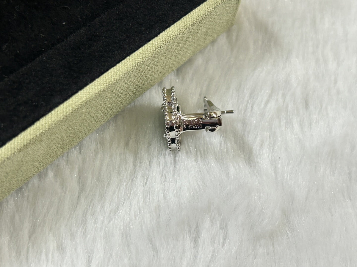 {
"Resenly Jewelry": "Resenly Jewelry",
"CLOVER PIETERSITE MEDIUM STUD EARRINGS": "クローバー・ピーターサイト・ミディアム・スタッドピアス"
}