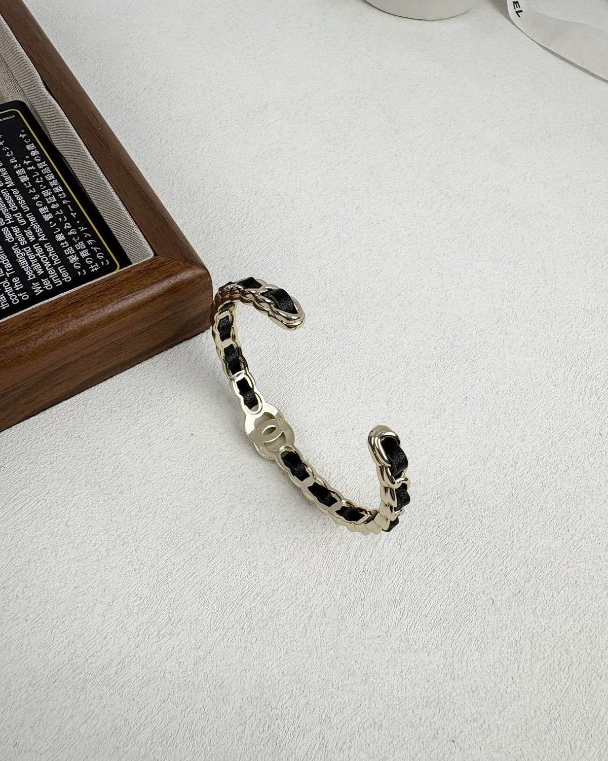 {
"Resenly Jewelry": "レセンリー・ジュエリー",
"Double C Open Bangle": "ダブルCオープンバングル"
}
