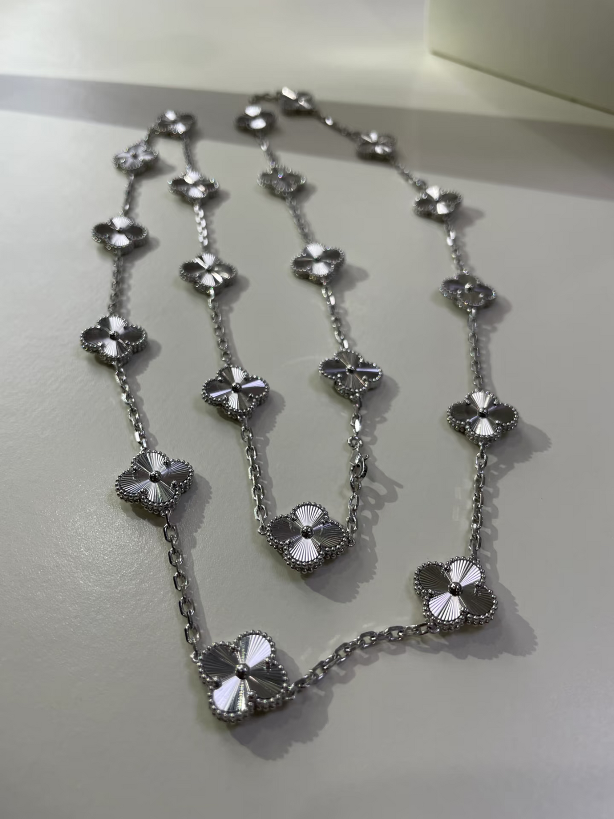 {
"Resenly Jewelry": "レゼンリー・ジュエリー",
"CLOVER 20 MOTIFS SILVER LASER": "クローバー 20モチーフ シルバー レーザー"
}