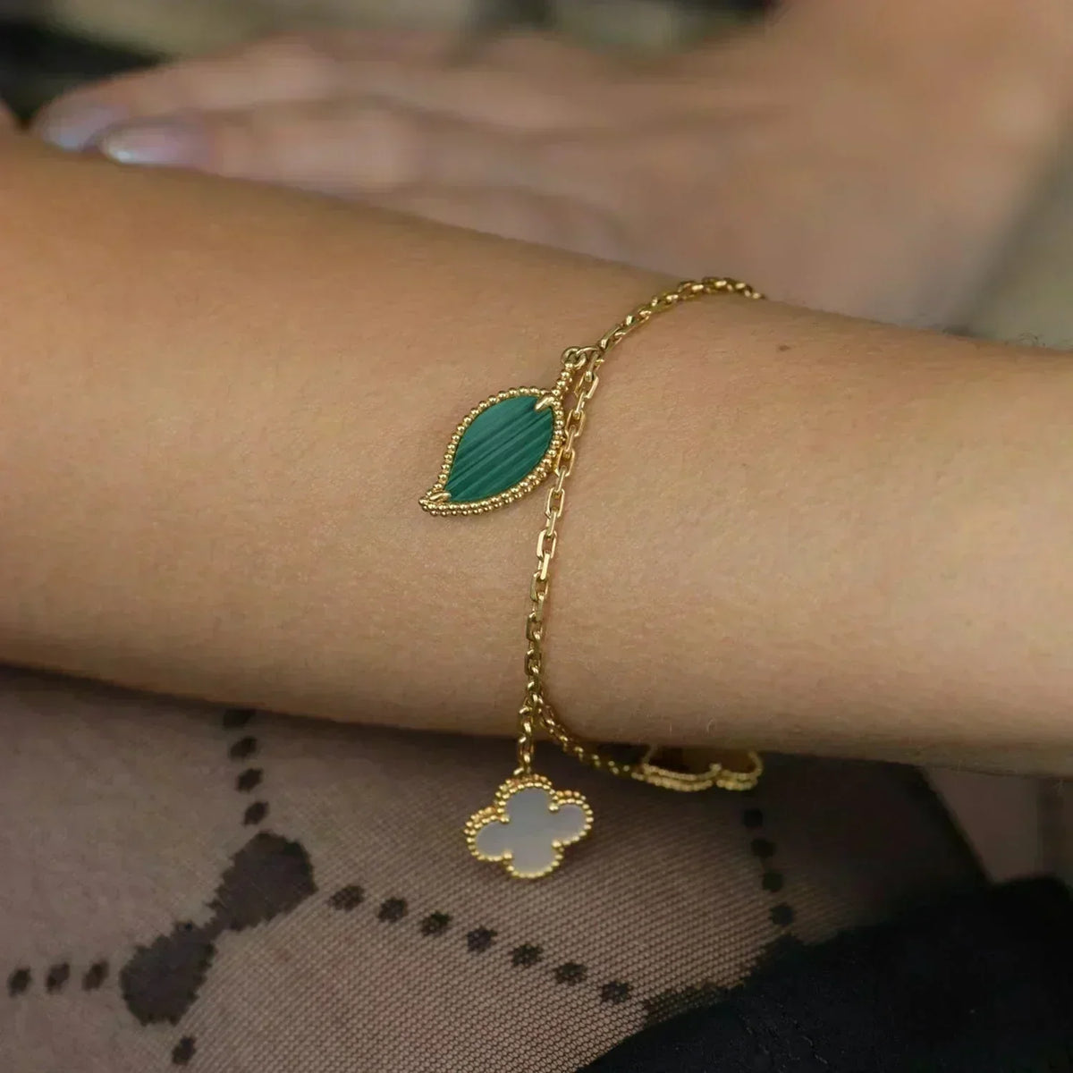 {
"Resenly Jewelry": "レゼンリー・ジュエリー",
"LUCKY SPRING 5 MOTIF GOLD BRACELET": "ラッキースプリング 5モチーフ ゴールドブレスレット"
}