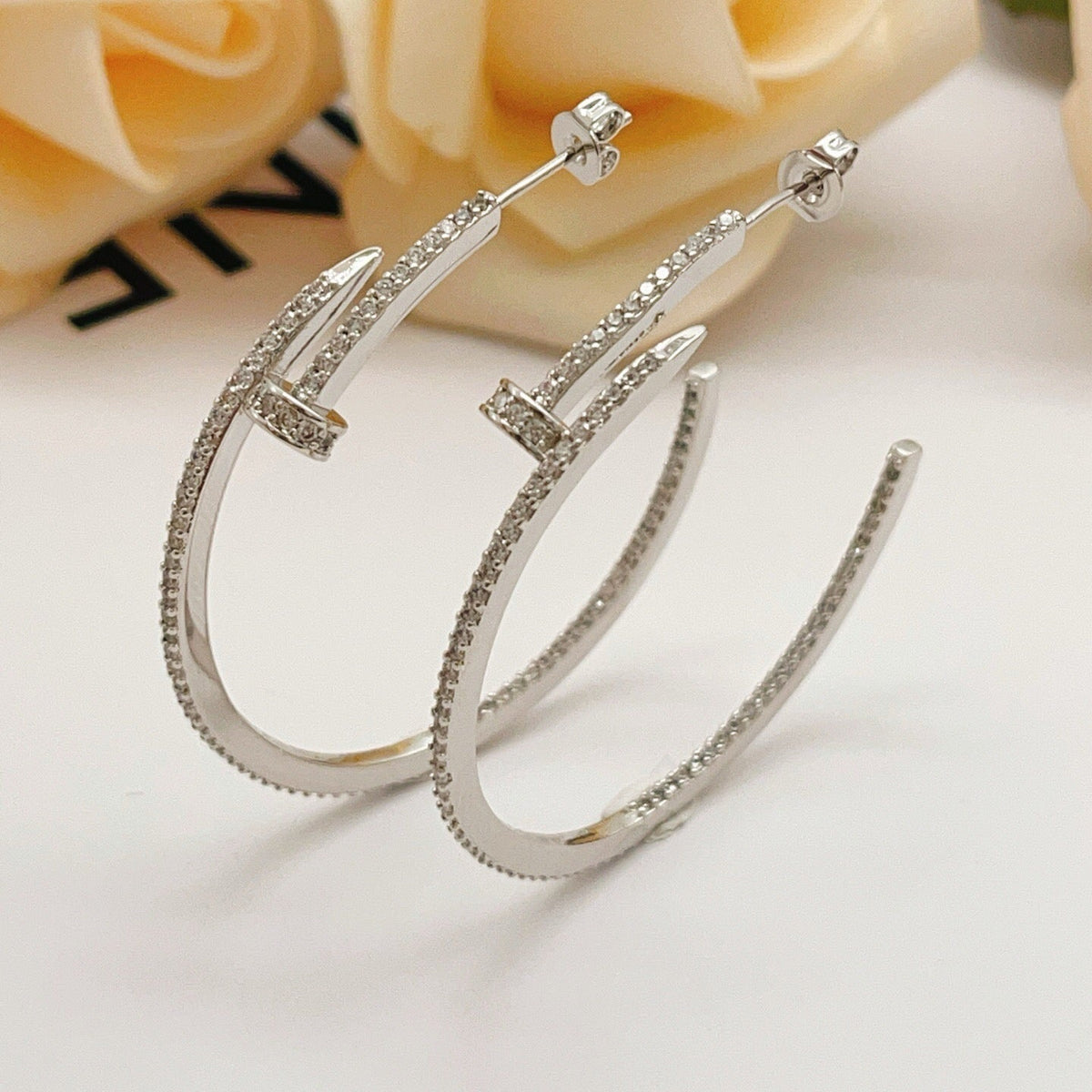 {
"Resenly Jewelry": "Resenly Jewelry",
"JUSTE FULL DIAMOND LARGE EARRINGS": "JUSTE フルダイヤモンド ラージイヤリング"
}