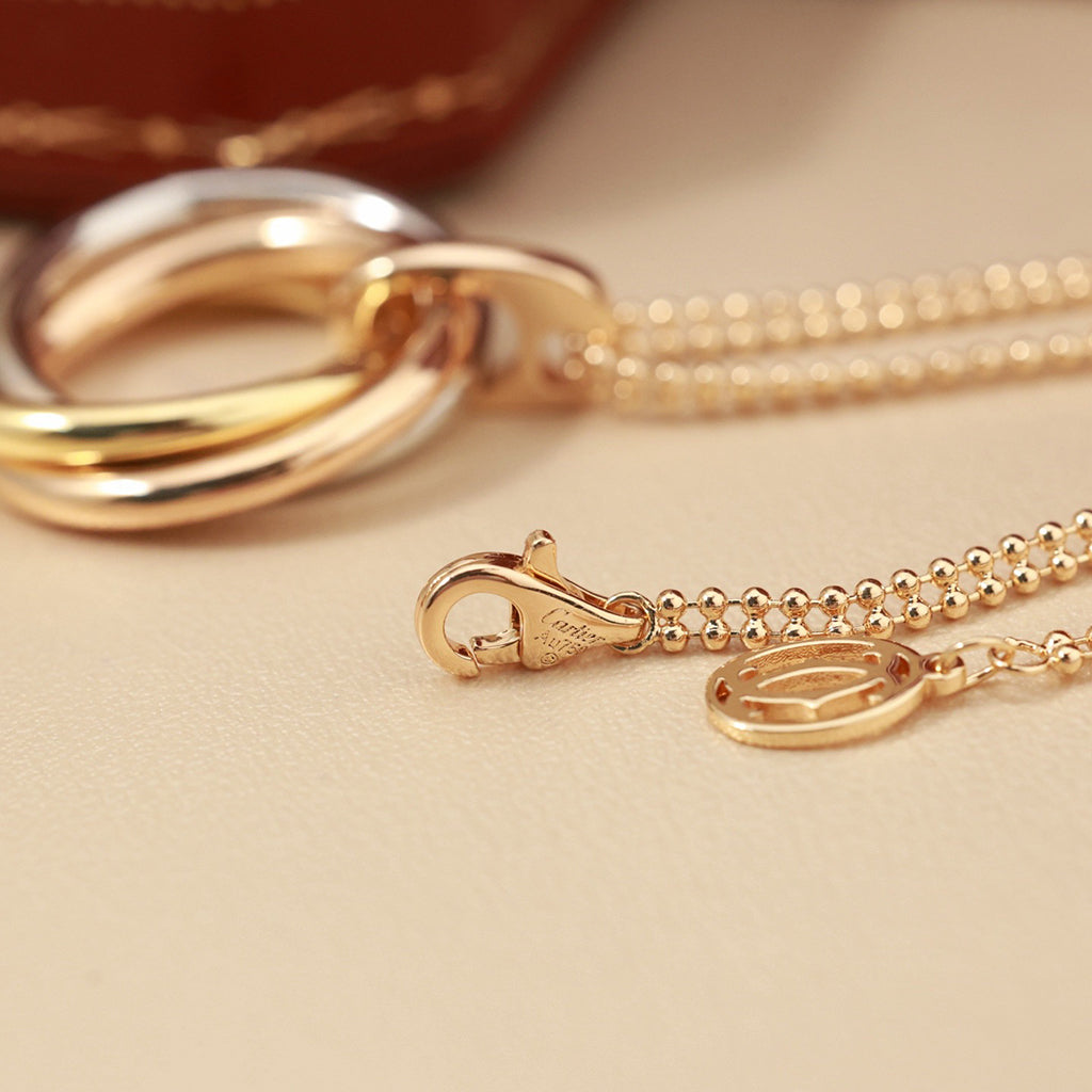 {
"Resenly Jewelry": "リゼンリー・ジュエリー",
"TRINITY LARGE NECKLACE": "トリニティ ラージ ネックレス"
}