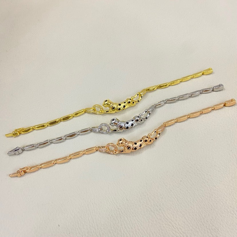 {
"Resenly Jewelry": "レセンリー・ジュエリー",
"PANTHERE HALF DIAMOND ON CHAIN BRACELET": "パンテール ハーフダイヤモンド チェーンブレスレット"
}