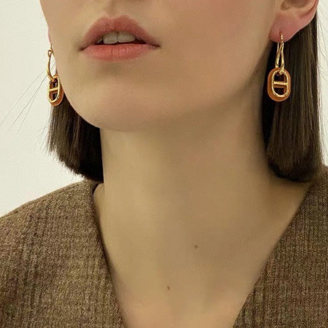 {
"Resenly Jewelry": "レゼンリー・ジュエリー",
"HM O'MAILLON GOLD EARRINGS": "エルメス オマイヨン ゴールドピアス"
}