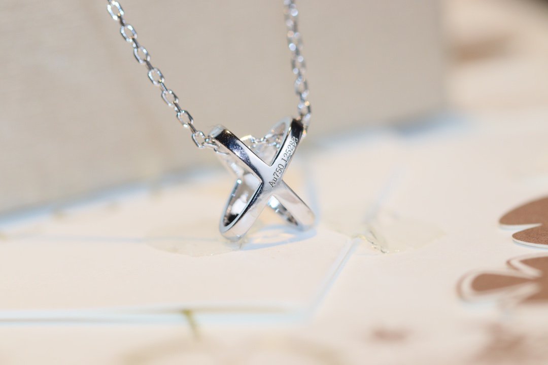 {
"Resenly Jewelry": "レゼンリー・ジュエリー",
"JEUX DE DIAMOND NECKLACE": "ジュ・ド・ダイヤモンド・ネックレス"
}