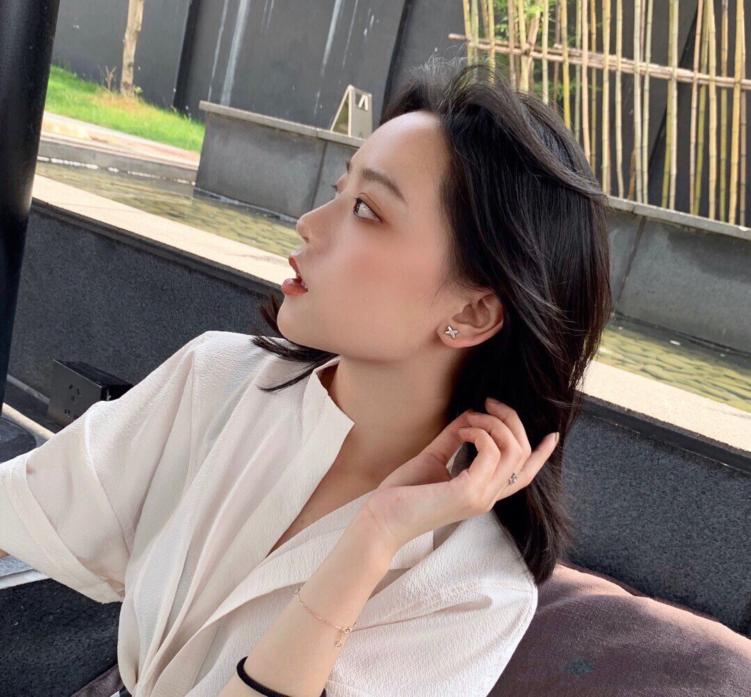 {
"Resenly Jewelry": "レゼンリー・ジュエリー",
"JEUX DE WHITE MOP PINK GOLD DIAMOND EARRINGS": "JEUX DE ホワイトマザーオブパール ピンクゴールド ダイヤモンド イヤリング"
}