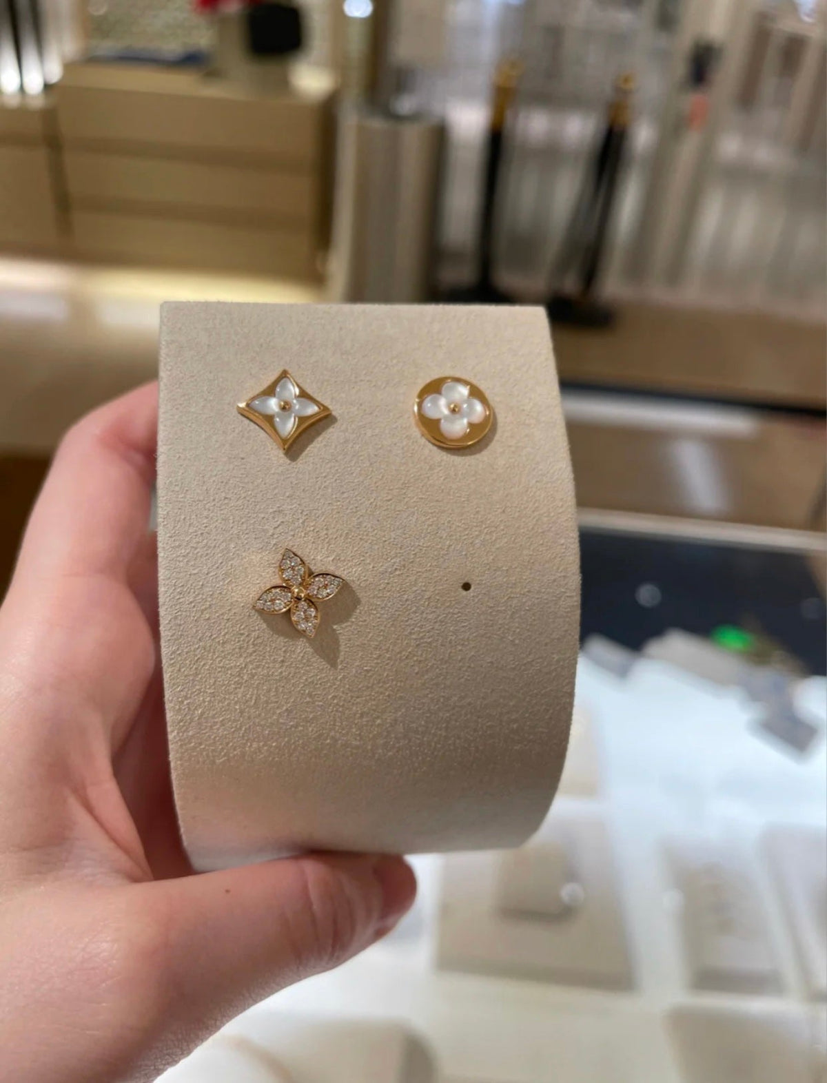 {
"Resenly Jewelry": "レゼンリー・ジュエリー",
"STAR BLOSSOM STUD EARRINGS PINK GOLD DIAMONDS": "スター ブロッサム スタッドピアス ピンクゴールド ダイヤモンド"
}