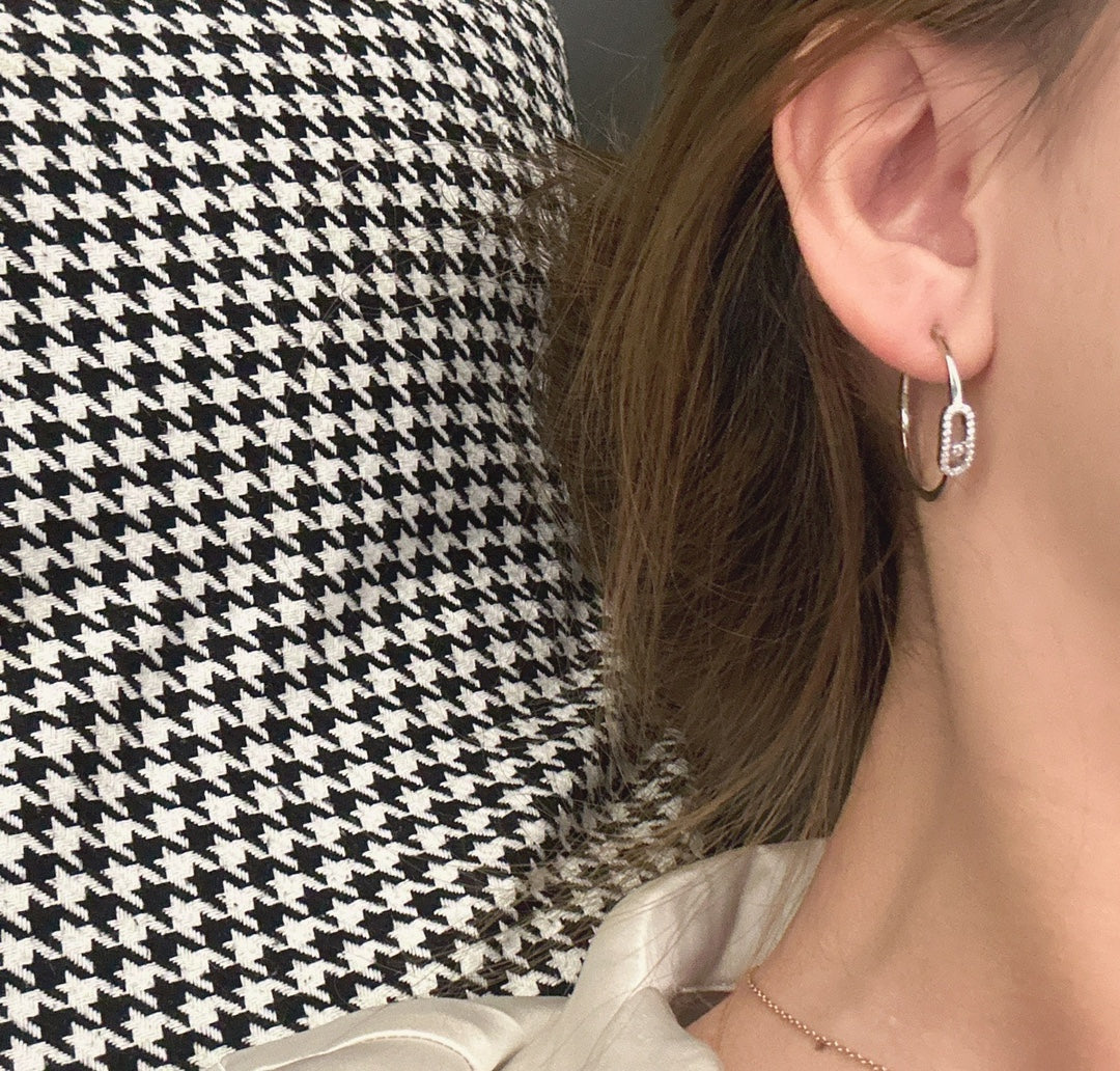 {
"Resenly Jewelry": "レセンリー・ジュエリー",
"CREOLES MOVE UNO PM DIAMOND EARRINGS": "ムーヴ ウノ PM ダイヤモンド フープピアス"
}