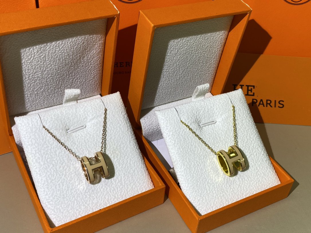 {
"Resenly Jewelry": "Resenly Jewelry",
"HM CLIC YELLOW ENAMEL GOLD NECKLACE": "HM CLIC イエローエナメル ゴールドネックレス"
}