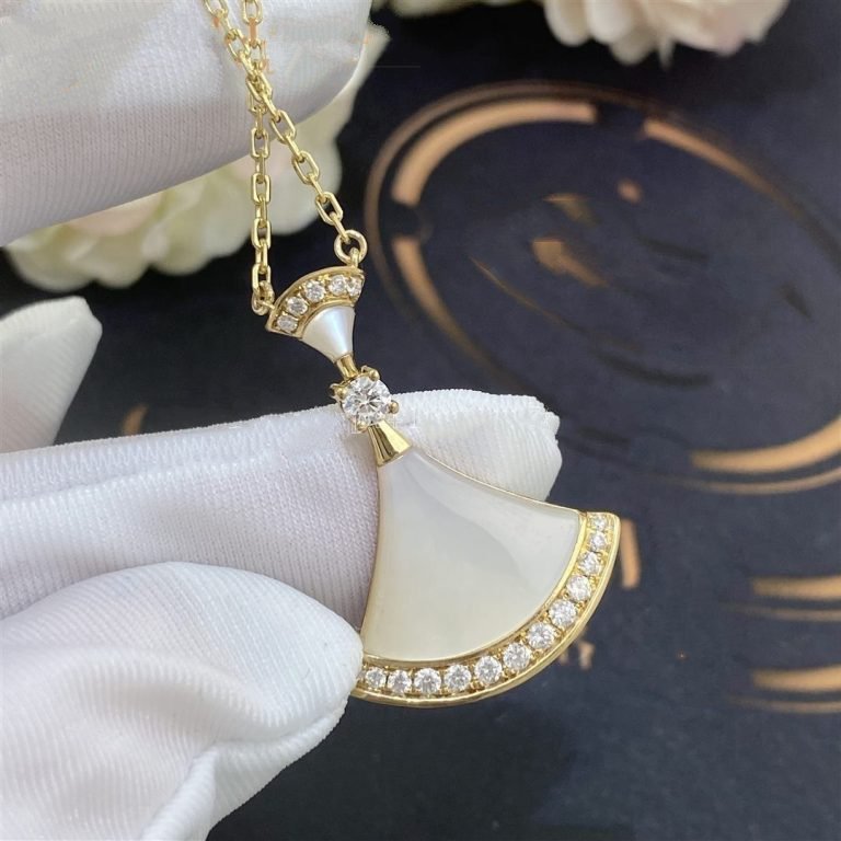 {
"Resenly Jewelry": "Resenly Jewelry",
"DREAM NECKLACE MOP GOLD DIAMOND": "ドリーム ネックレス MOP ゴールド ダイヤモンド"
}