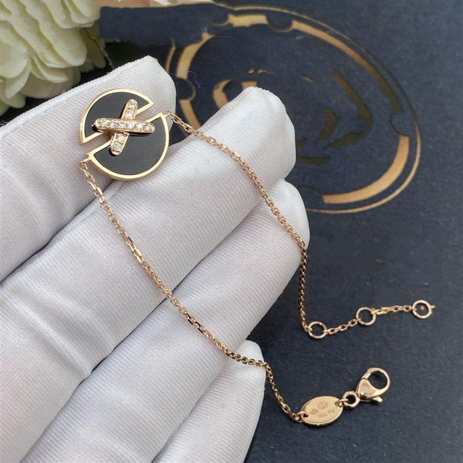 {
"Resenly Jewelry": "レゼンリー・ジュエリー",
"JEUX DE BRACELET ONYX PINK GOLD DIAMOND": "ジュ・ドゥ・ブレスレット オニキス ピンクゴールド ダイヤモンド"
}
