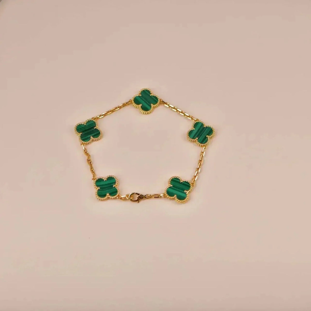 {
"Resenly Jewelry": "レゼンリー・ジュエリー",
"CLOVER 5 MOTIF MALACHITE BRACELET COLLECTION": "クローバー 5モチーフ マラカイト ブレスレット コレクション"
}