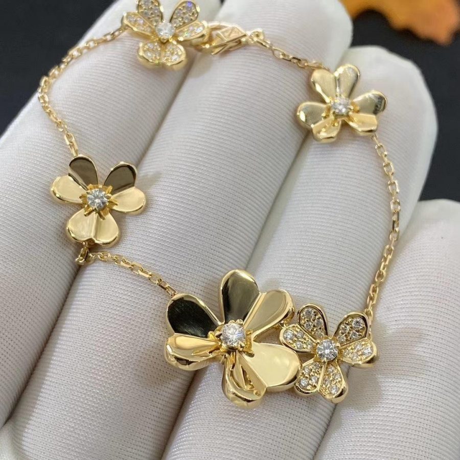 {
"Resenly Jewelry": "レゼンリー・ジュエリー",
"FRIVOLE GOLD 5 FLOWERS BRACELET": "フリヴォル ゴールド 5フラワー ブレスレット"
}