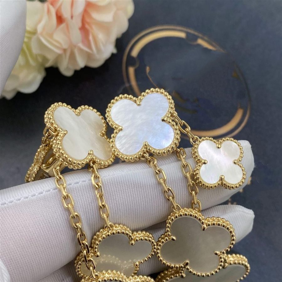{
"Resenly Jewelry": "Resenly Jewelry",
"CLOVER EARRINGS WHITE MOP 4 MOTIFS GOLD": "クローバーピアス ホワイトMOP 4モチーフ ゴールド"
}
