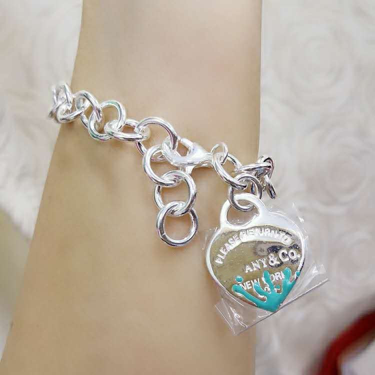 {
"Resenly Jewelry": "リゼンリー・ジュエリー",
"LOVE HEART RETURN TO TIF SILVER BRACELET": "ラブハート リターントゥティファニー シルバーブレスレット"
}