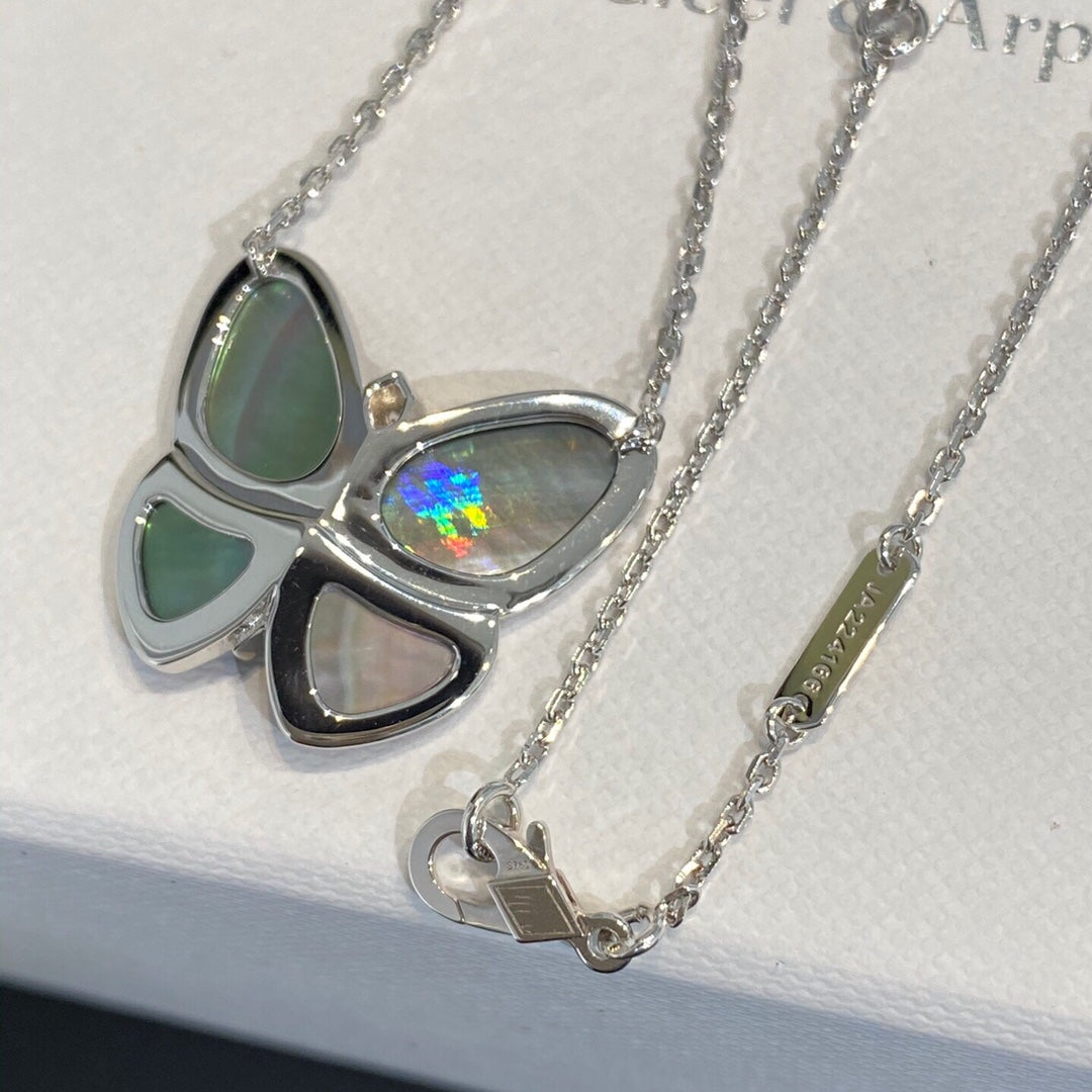 {
"Resenly Jewelry": "Resenly Jewelry",
"LARGE BUTTERFLY SILVER PENDANT DIAMOND NECKLACE": "ラージバタフライ シルバーペンダント ダイヤモンドネックレス"
}