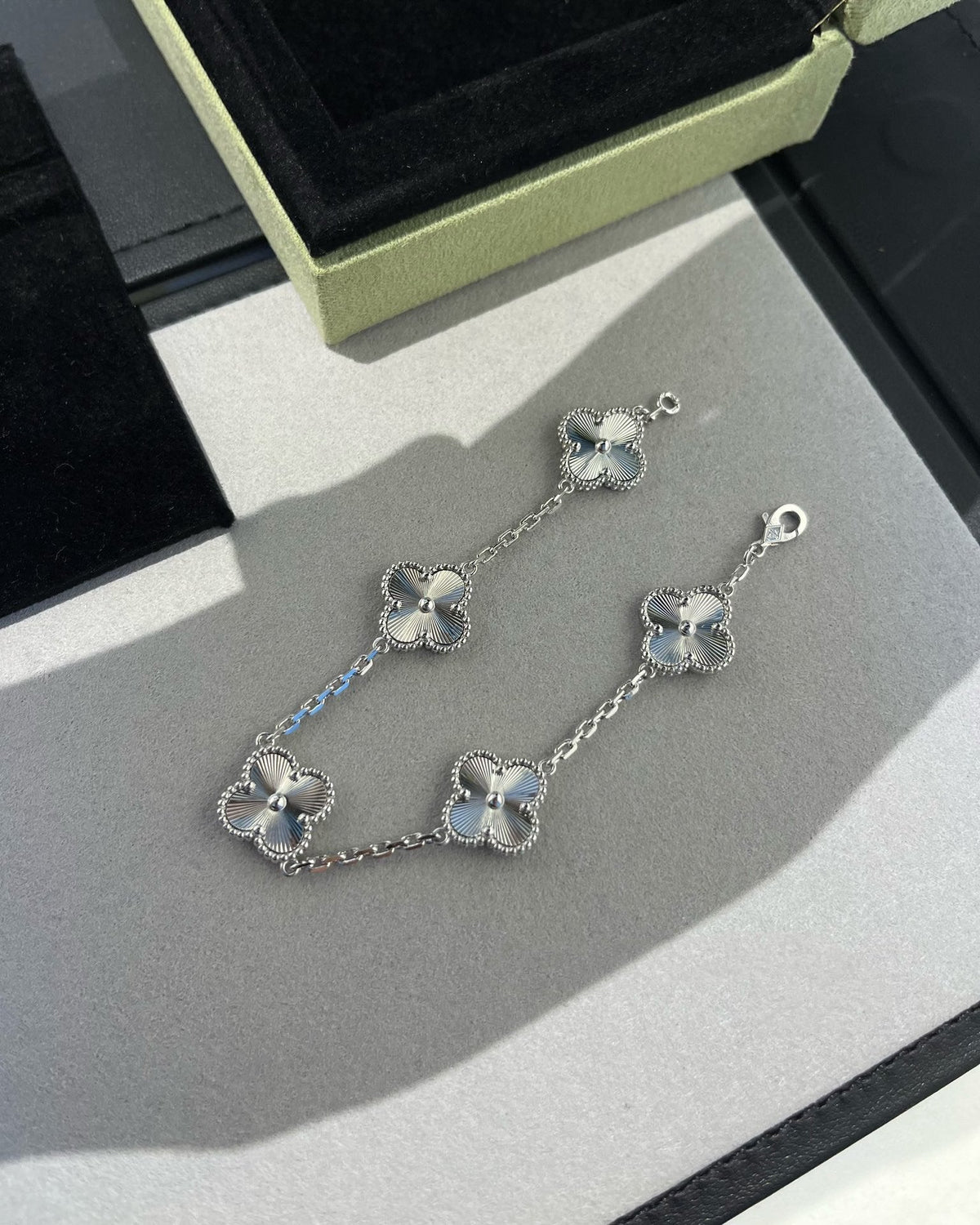 {
"Resenly Jewelry": "Resenly Jewelry",
"CLOVER 5 MOTIF LASER BRACELET COLLECTION": "クローバー 5モチーフ レーザーブレスレット コレクション"
}