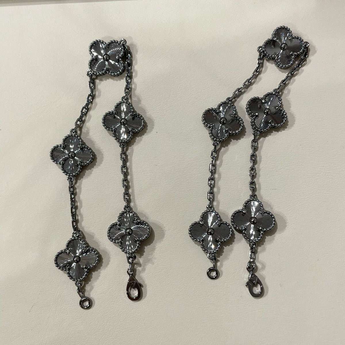 {"[Resenly Jewelry]CLOVER 5 MOTIF BLACK BRACELET": "[Resenly Jewelry] クローバー 5モチーフ ブラックブレスレット"}