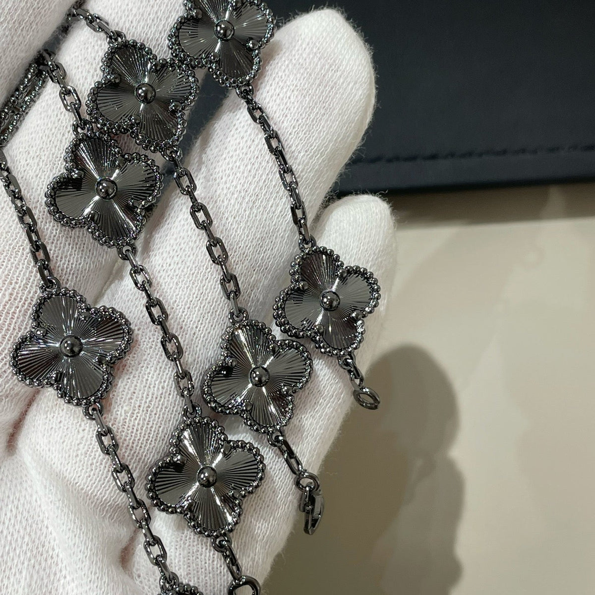 {"[Resenly Jewelry]CLOVER 5 MOTIF BLACK BRACELET": "[Resenly Jewelry] クローバー 5モチーフ ブラックブレスレット"}