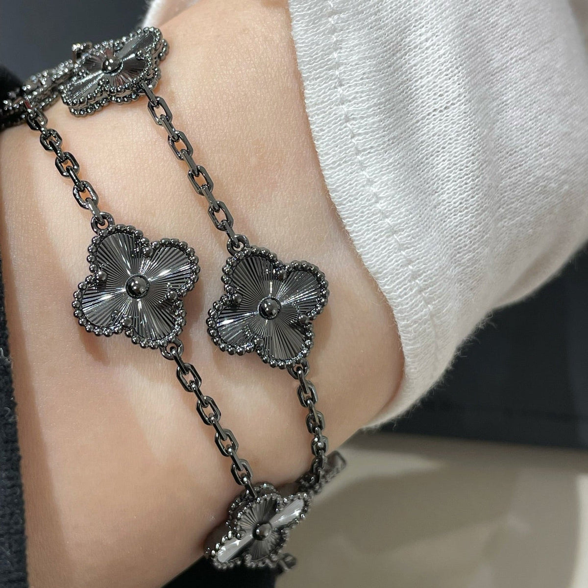 {"[Resenly Jewelry]CLOVER 5 MOTIF BLACK BRACELET": "[Resenly Jewelry] クローバー 5モチーフ ブラックブレスレット"}