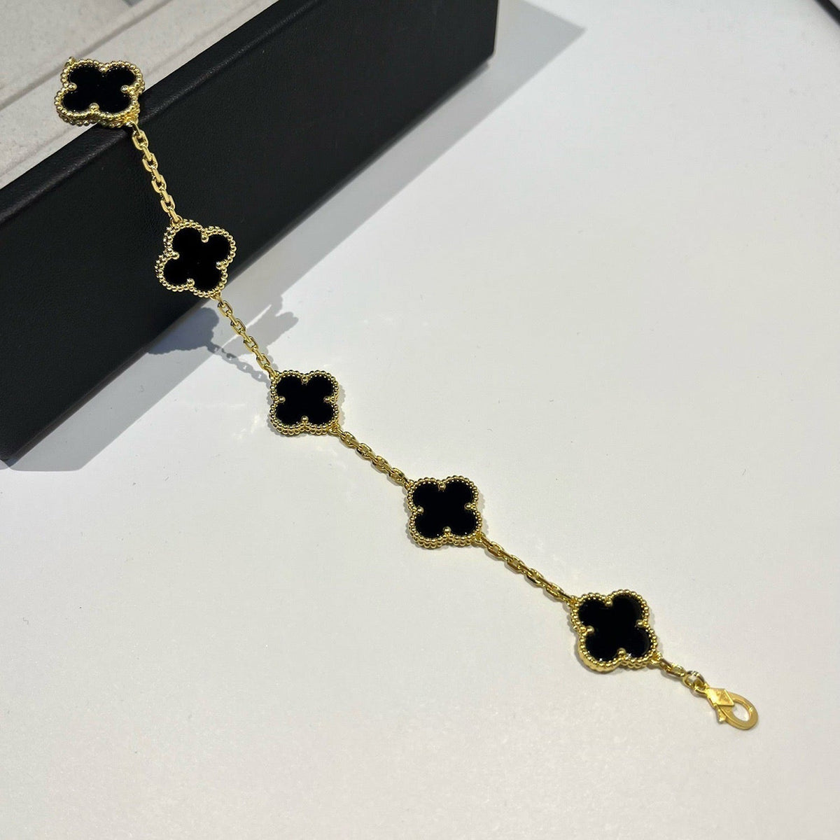 {
  "Resenly Jewelry": "Resenly Jewelry",
  "CLOVER 5 MOTIF ONYXS BRACELET COLLECTION": "クローバー 5モチーフ オニキス ブレスレット コレクション"
}