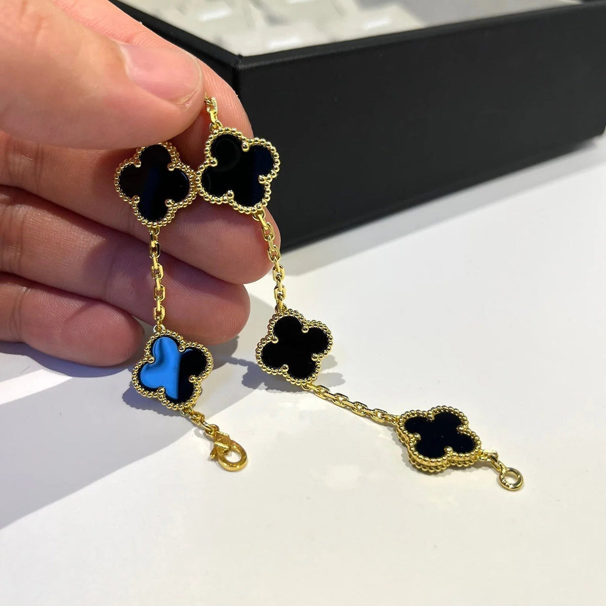 {
  "Resenly Jewelry": "Resenly Jewelry",
  "CLOVER 5 MOTIF ONYXS BRACELET COLLECTION": "クローバー 5モチーフ オニキス ブレスレット コレクション"
}