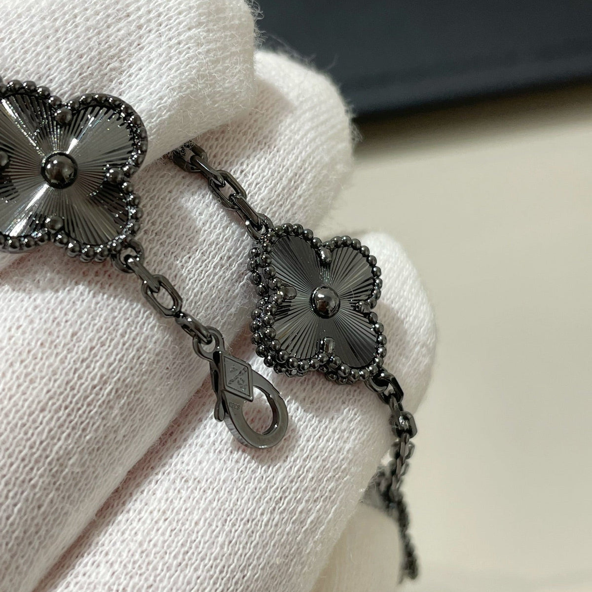 {"[Resenly Jewelry]CLOVER 5 MOTIF BLACK BRACELET": "[Resenly Jewelry] クローバー 5モチーフ ブラックブレスレット"}