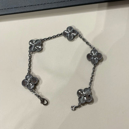 {"[Resenly Jewelry]CLOVER 5 MOTIF BLACK BRACELET": "[Resenly Jewelry] クローバー 5モチーフ ブラックブレスレット"}