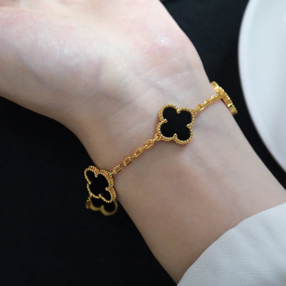 {
  "Resenly Jewelry": "Resenly Jewelry",
  "CLOVER 5 MOTIF ONYXS BRACELET COLLECTION": "クローバー 5モチーフ オニキス ブレスレット コレクション"
}