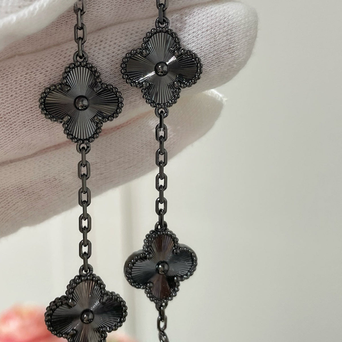 {"[Resenly Jewelry]CLOVER 5 MOTIF BLACK BRACELET": "[Resenly Jewelry] クローバー 5モチーフ ブラックブレスレット"}