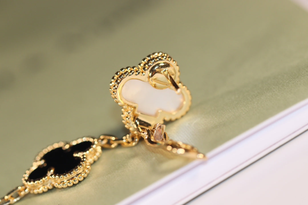 {"[Resenly Jewelry]CLOVER EARRINGS GOLD ONYX MOP 3 MOTIF": "【Resenly Jewelry】クローバーピアス ゴールド オニキス・マザーオブパール 3モチーフ"}