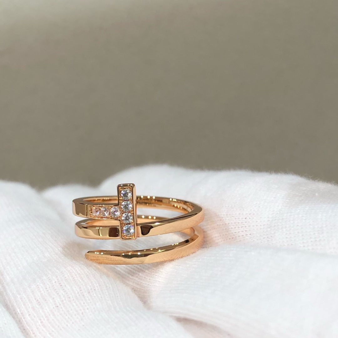 {
  "Resenly Jewelry": "レゼンリー・ジュエリー",
  "T WIRE DOUBLE ROWS RING PINK GOLD": "Tワイヤー ダブルロウ リング ピンクゴールド"
}