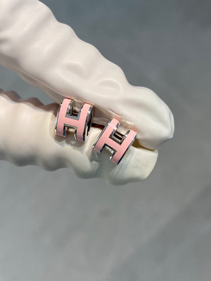 [Resenly Jewelry]MINI POP H SILVER EARRINGS PINK