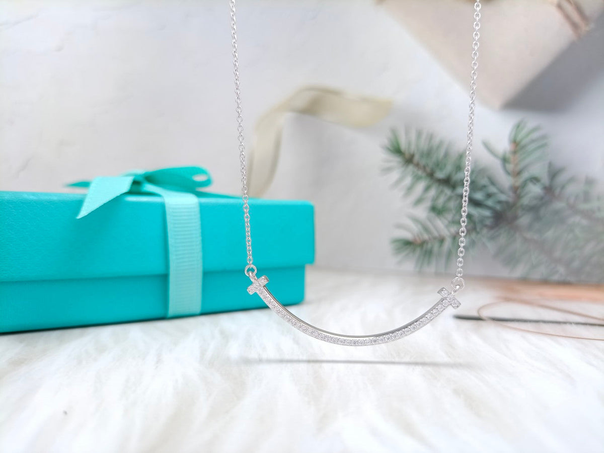 {
  "Resenly Jewelry": "Resenly Jewelry",
  "BIG SMILE PEDANT DIAMOND NECKLACE": "ビッグスマイル ペンダント ダイヤモンドネックレス"
}