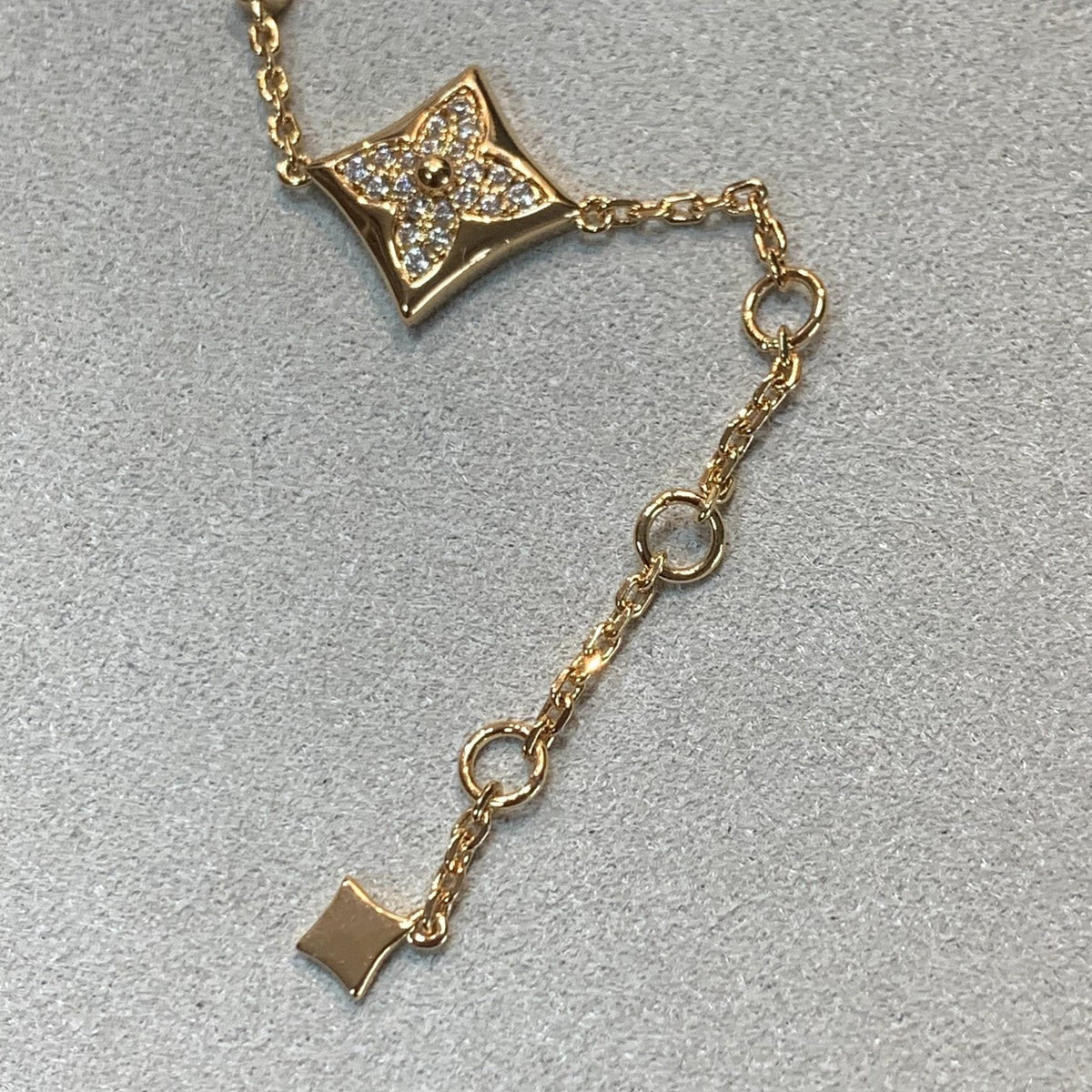 {
"Resenly Jewelry": "Resenly Jewelry",
"STAR AND SUN 4 MOTIFS GOLD DIAMONDS BRACELET": "スター＆サン 4モチーフ ゴールド ダイヤモンド ブレスレット"
}