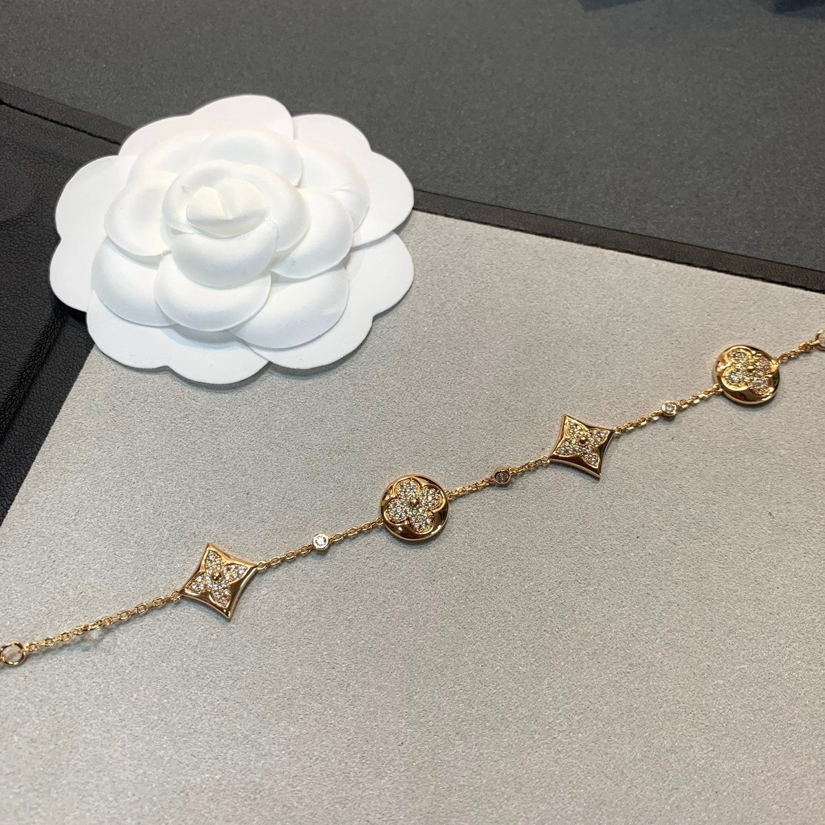 {
"Resenly Jewelry": "Resenly Jewelry",
"STAR AND SUN 4 MOTIFS GOLD DIAMONDS BRACELET": "スター＆サン 4モチーフ ゴールド ダイヤモンド ブレスレット"
}